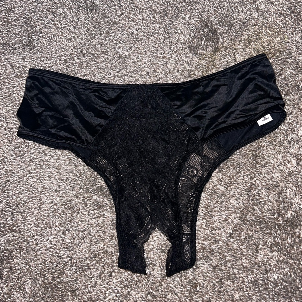 Victoria’s Secret Black Satin Lace Crotchless Panties Size Medium